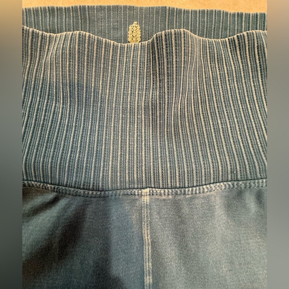 Free People Movement Good Karma Blue Leggings Size M/L NWOT - Picture 5 of 11